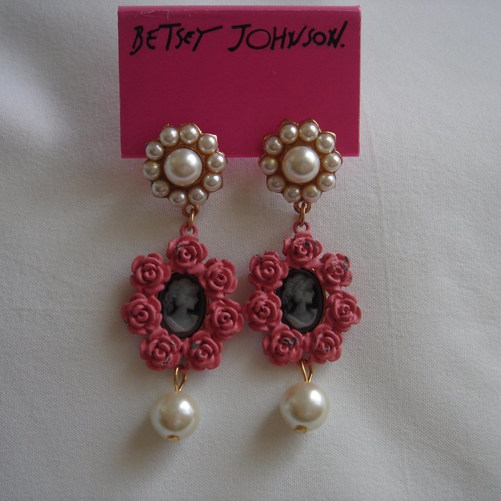 NOS VINTAGE BETSEY JOHNSON CAMEO  EARRINGS